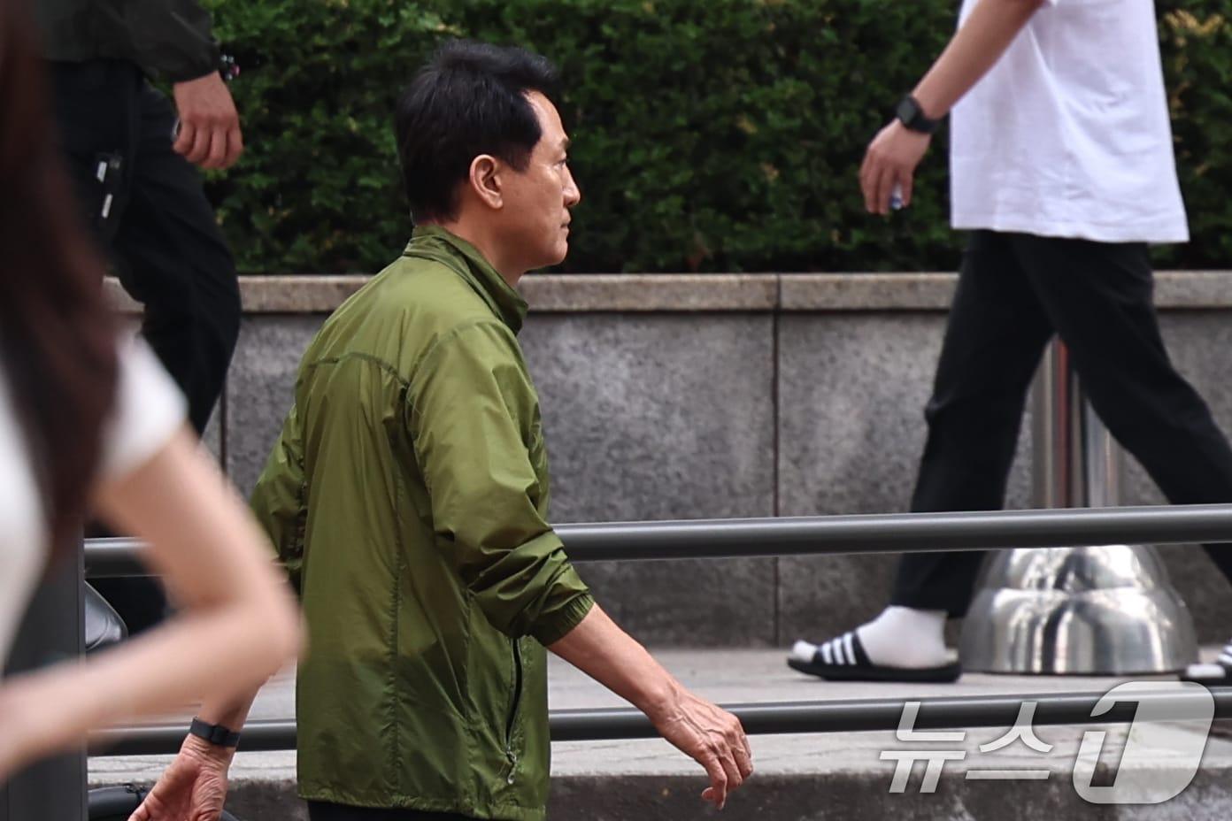 본문 이미지 - 오세훈 국민의힘 서울시장 후보가 26일 서울 서대문구 서소문 고가도로 철거 붕괴 사고현장을 찾아 살펴보고 있다. 소방 당국은 대응 1단계를 발령하고 구조 작업을 벌이고 있다. 2026.5.26 ⓒ 뉴스1 구윤성 기자