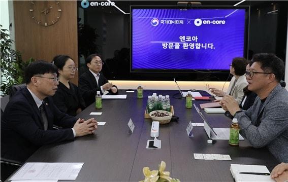 본문 이미지 - 안형준 국가데이터처장(왼쪽)이 ‘엔코아’ 관계자들과 환담을 나누고 있다.(국가데이터처 제공)