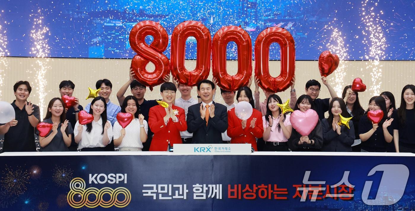 본문 이미지 - 코스피 지수가 종가 기준 8000포인트를 넘긴 26일 서울 여의도 한국거래소 홍보관에서 정은보 한국거래소 이사장과 관계자들이 코스피 8000 돌파를 축하하는 세리머니를 하고 있다. 2026.5.26 ⓒ 뉴스1 이호윤 기자