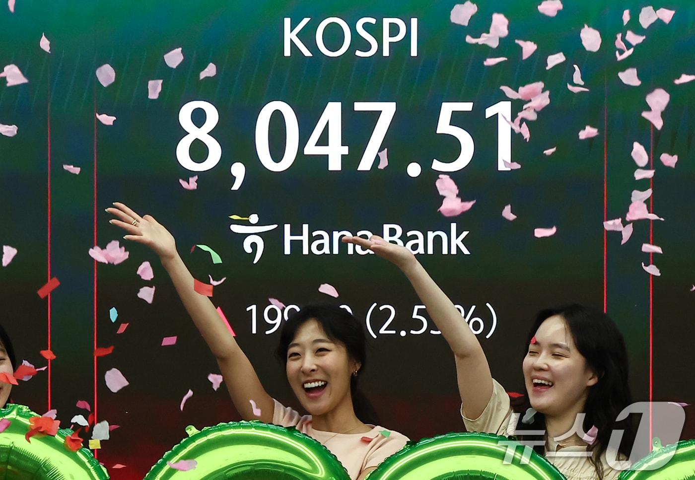 본문 이미지 - 코스피 지수가 종가 기준 최초로 8,000대를 기록한 26일 오후 서울 중구 하나은행 본점 딜링룸에서 직원들이 축하 세레머니를 하고 있다.  2026.5.26 ⓒ 뉴스1 김도우 기자