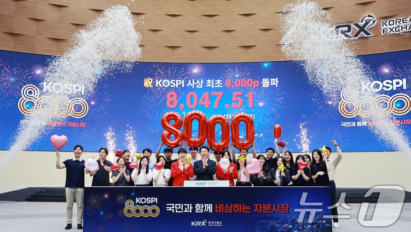 본문 이미지 - 코스피 지수가 종가 기준 8000포인트를 넘긴 26일 서울 여의도 한국거래소 홍보관에서 정은보 한국거래소 이사장과 관계자들이 코스피 8000 돌파를 축하하는 세리머니를 하고 있다. 2026.5.26 ⓒ 뉴스1 이호윤 기자