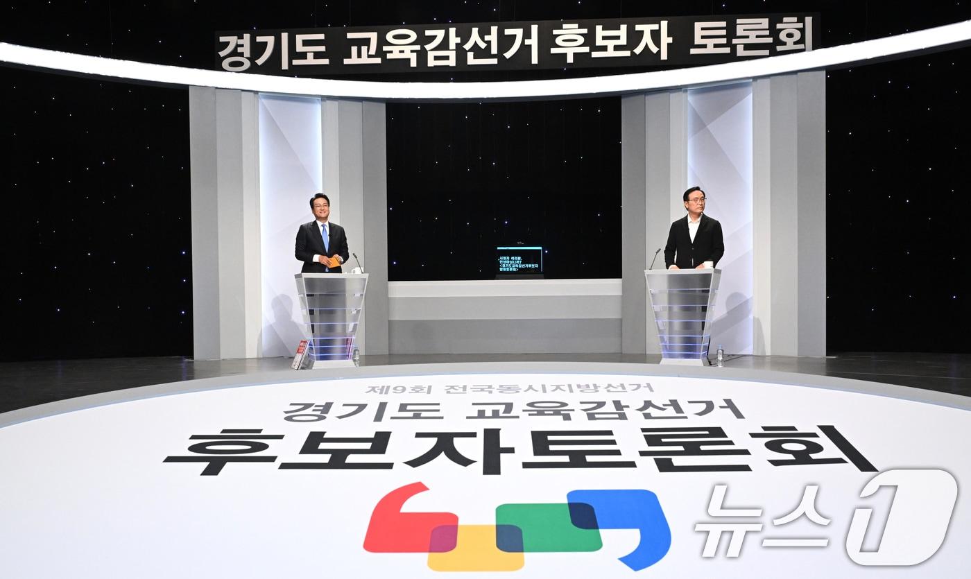 본문 이미지 - 안민석(왼쪽부터), 임태희 경기도교육감 후보들이 26일 서울시 마포구 상암동 SBS프리즘타워에서 제9회 전국동시지방선거 경기도교육감 후보자 토론회에 앞서 기념촬영을 하고 있다. 2026.5.26 ⓒ 뉴스1 경기사진공동취재단