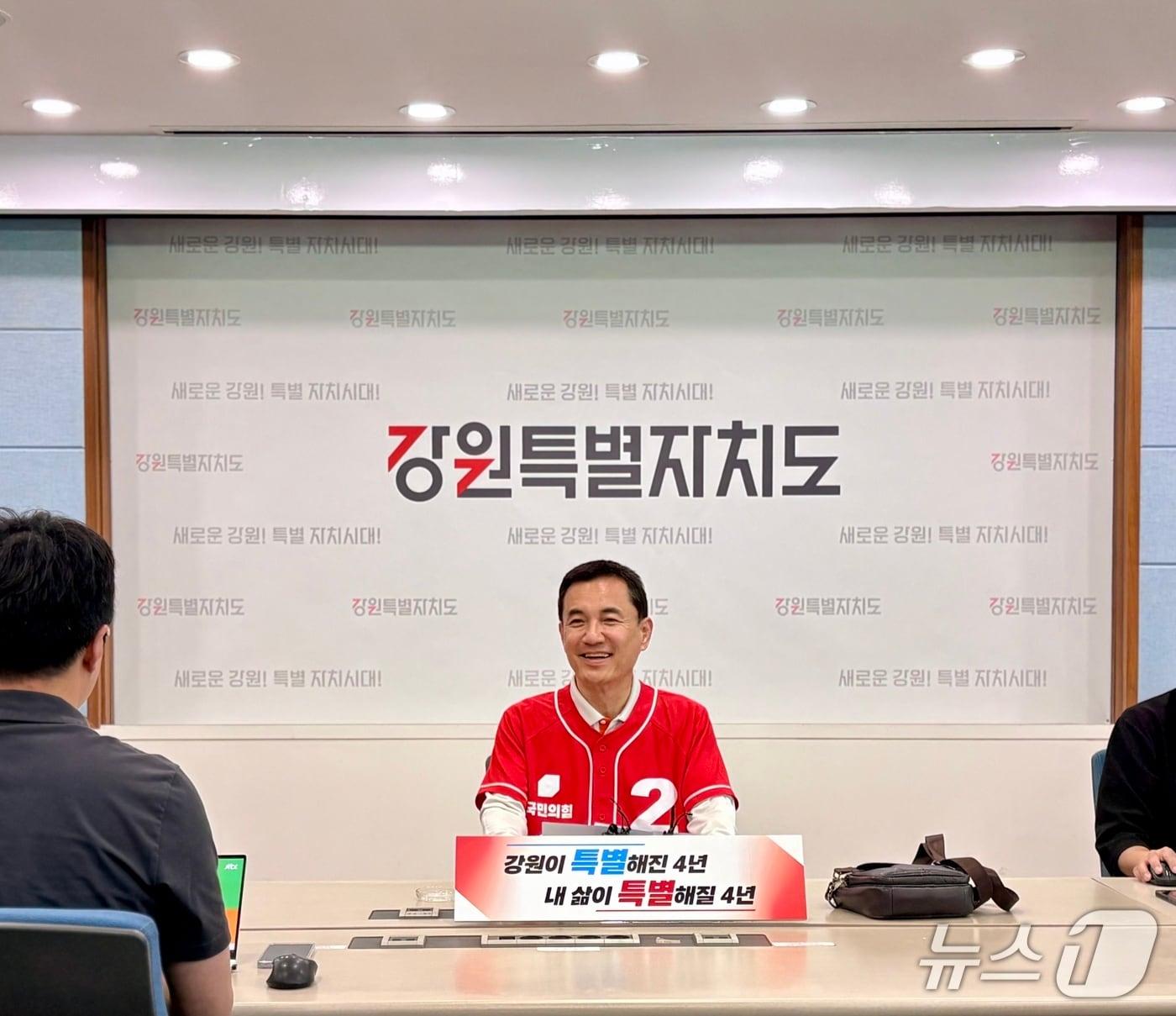본문 이미지 - 김진태 국민의힘 강원특별자치도지사 후보가 26일 도청 브리핑룸에서 기자회견을 열고 최근 여론조사 흐름과 남은 선거운동 기간에 대한 각오를 밝히고 있다.(김진태후보캠프 측 제공. 재판매 및 DB금지)/뉴스1