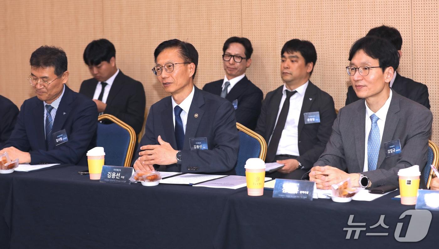 본문 이미지 - 김용선 지식재산처장(앞줄 왼쪽에서 2번째)이 '직무발명과 기업성장 혁신 전략' 간담회에서 인사말을 하고 있다.(지식재산처 제공.재판매 및 DB금지)/뉴스1