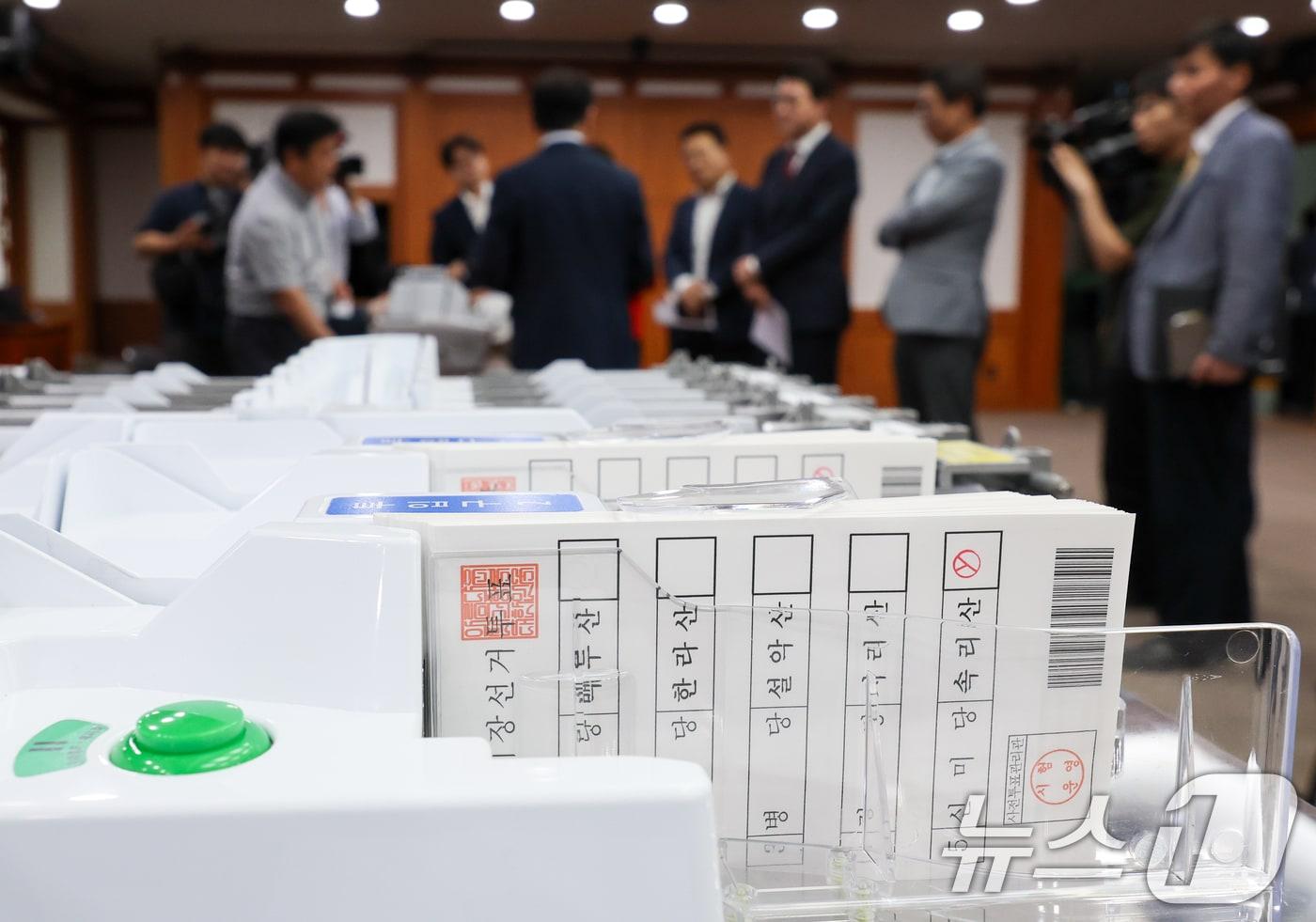 본문 이미지 - 제9회 전국동시지방선거 사전투표일을 3일 앞둔 26일 경기 과천시 중앙선거관리위원회를 찾은 국민의힘 공명선거·안심투표 위원회가 사전투표 장비 시연을 지켜보고 있다. 2026.5.26 ⓒ 뉴스1 안은나 기자