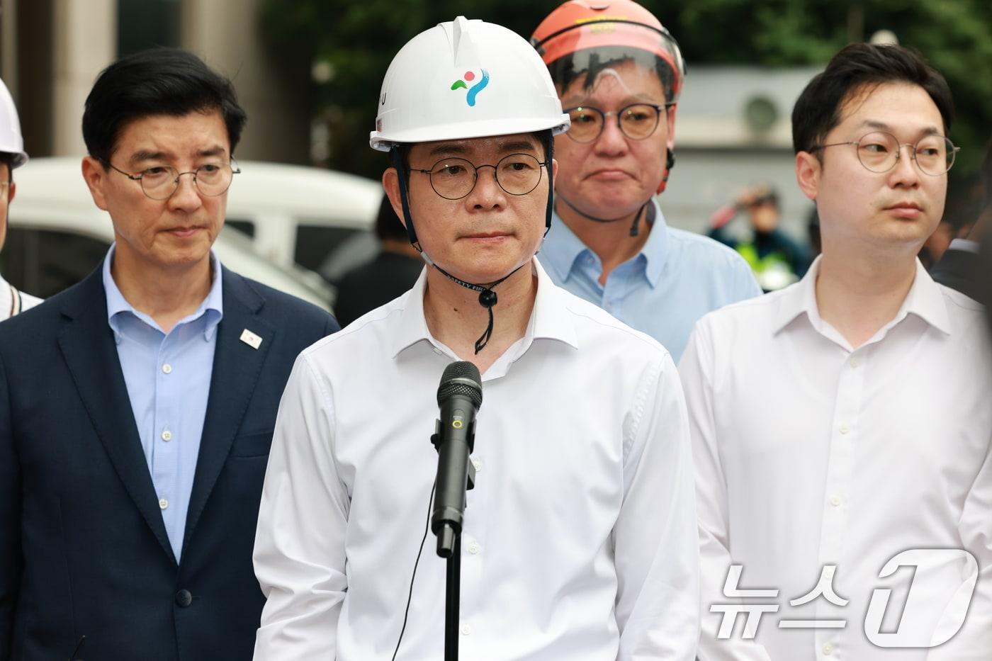 본문 이미지 - 정원오 더불어민주당 서울시장 후보가 26일 오후 붕괴사고가 발생한 서울 서대문구 서소문 고가 철거 현장을 찾아 관련 입장을 밝히고 있다. 2026.5.26 ⓒ 뉴스1 임세영 기자