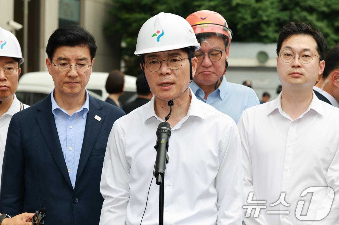 본문 이미지 - 정원오 더불어민주당 서울시장 후보가 26일 오후 붕괴사고가 발생한 서울 서대문구 서소문 고가 철거 현장을 찾아 관련 입장을 밝히고 있다. 2026.5.26 ⓒ 뉴스1 임세영 기자