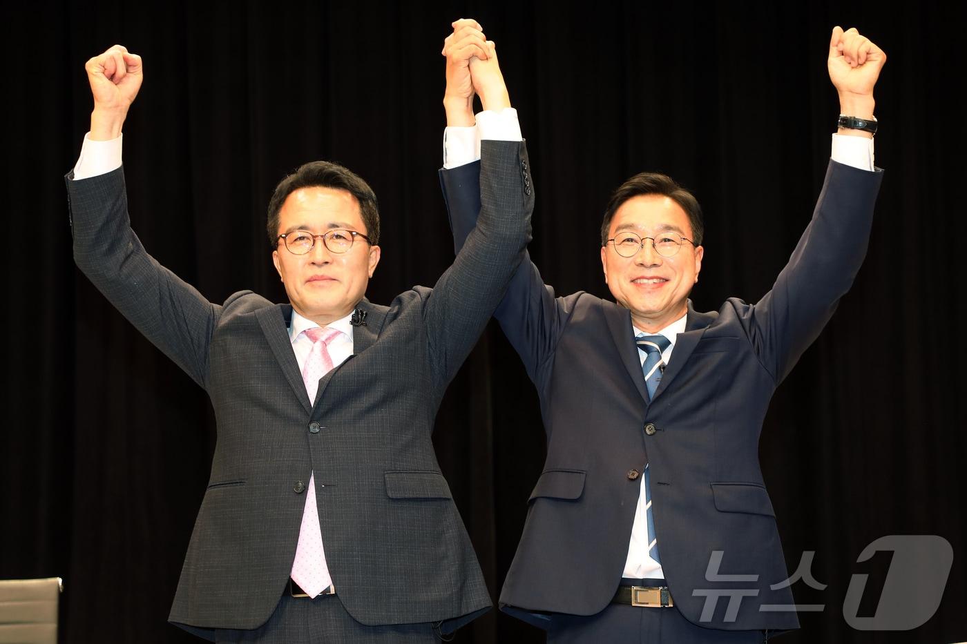 본문 이미지 - 제9회 전국동시지방선거 제주도지사 선거에 출마한 기호 1번 위성곤 더불어민주당 후보(오른쪽)와 기호 2번 문성유 국민의힘 후보가 26일 오후 JIBS제주방송에서 제주도선거방송토론위원회 주관으로 열리는 토론회 직전 기념촬영을 하고 있다. 2026.5.26 ⓒ 뉴스1 오미란 기자