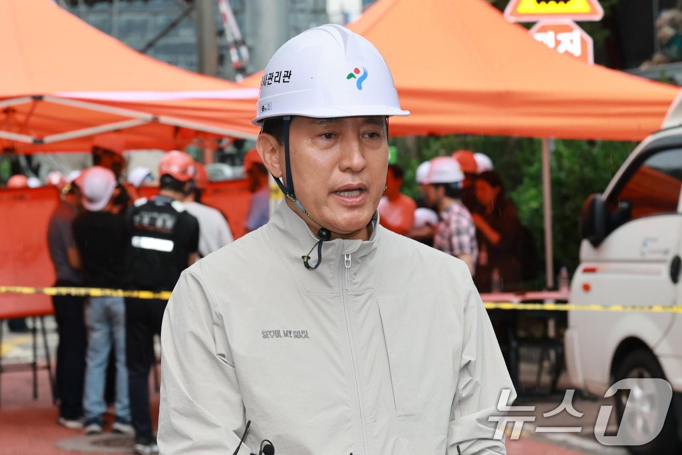 본문 이미지 - 오세훈 국민의힘 서울시장 후보가 26일 오후 붕괴사고가 발생한 서울 서대문구 서소문 고가 철거 현장을 찾아 관련 입장을 밝히고 있다. 2026.5.26 ⓒ 뉴스1 임세영 기자