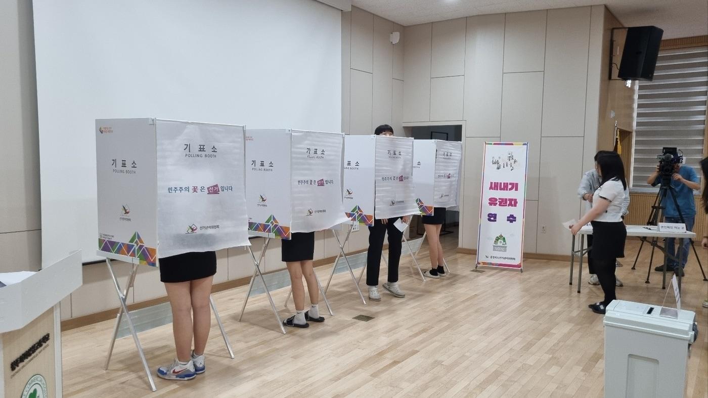 본문 이미지 - 새내기 유권자 교육에 참여한 청주여상학생들.(충북교육청 제공. 재판매 및 DB금지)/뉴스1