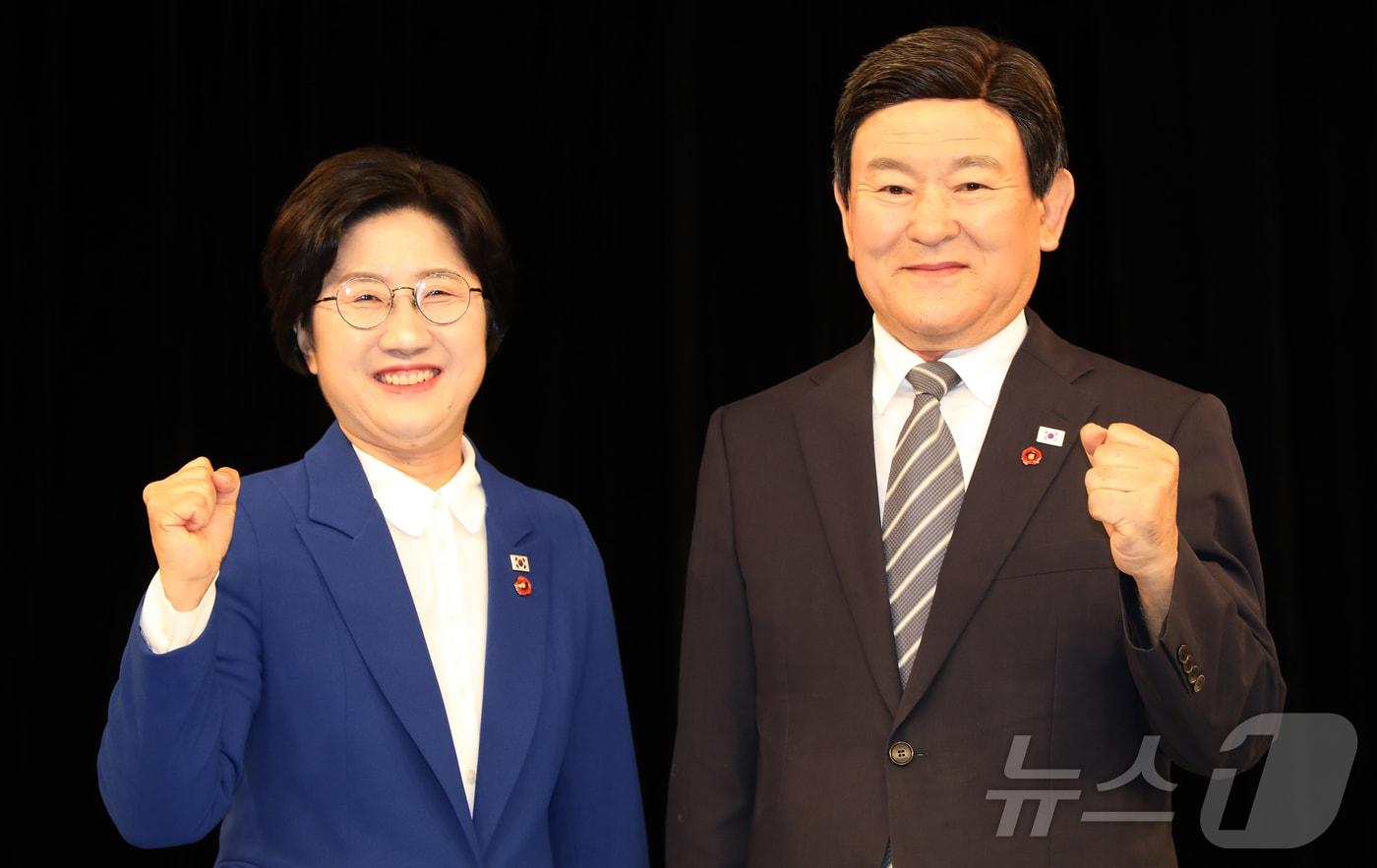 본문 이미지 - 제9회 전국동시지방선거 제주도교육감 선거에 출마한 고의숙 후보(왼쪽)와 김광수 후보가 26일 오후 KBS제주방송총국에서 제주도선거방송토론위원회 주관으로 열리는 토론회 직전 기념촬영을 하고 있다. 2026.5.26 ⓒ 뉴스1 오미란 기자