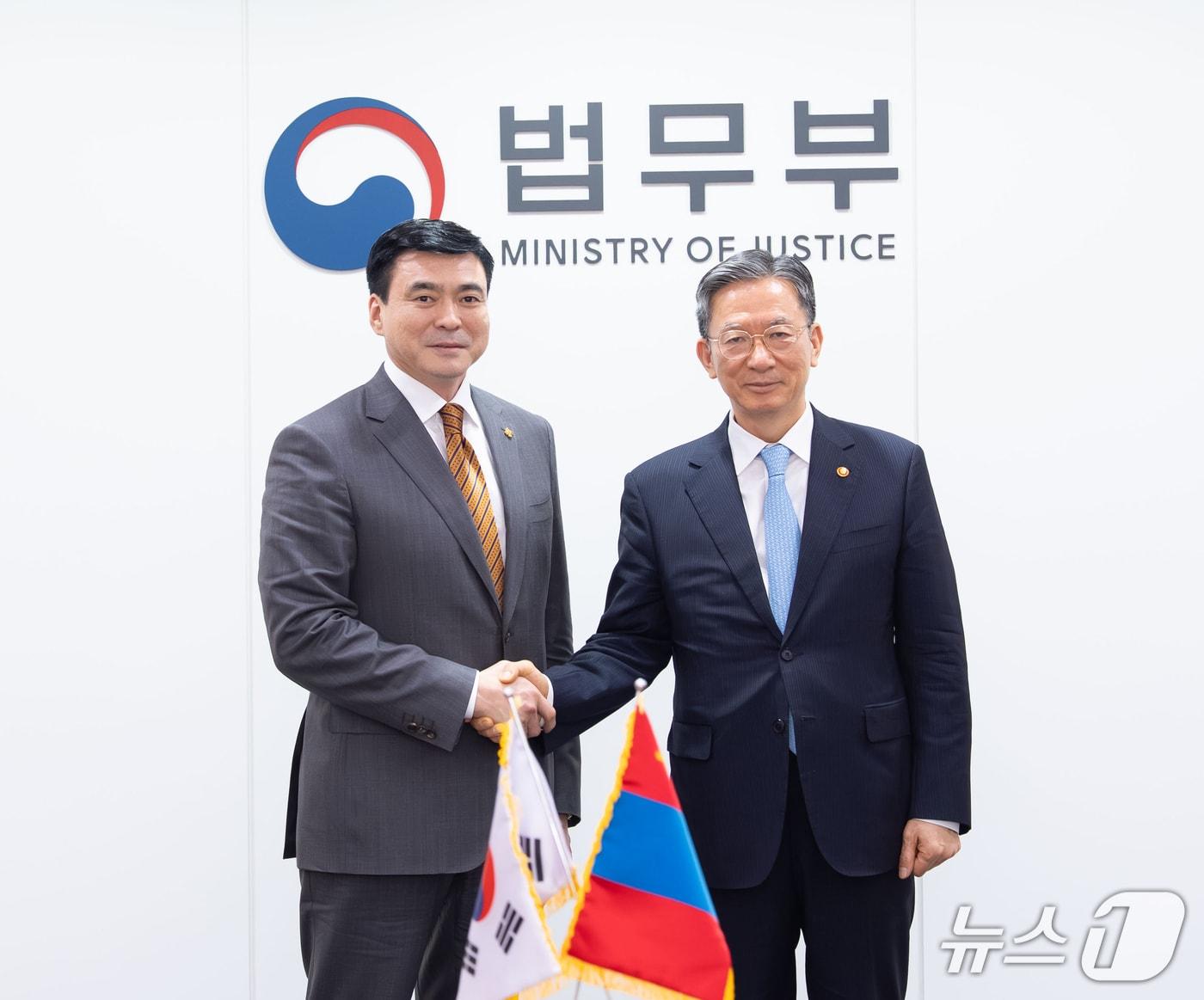 본문 이미지 - 정성호 법무부 장관(오른쪽)이 26일 사인부양 아마르사이항 몽골 법·내무부장관과 면담을 가진 후 기념촬영을 하고 있다.(법무부 제공)
