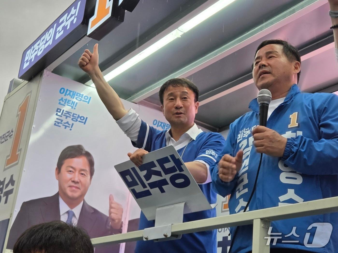 본문 이미지 - 한병도 더불어민주당 공동상임선거대책위원장이 26일 오후 전남 강진군에서 강진군수 유세 지원을 하고 있다. 2026.5.26/뉴스1 ⓒ 뉴스1 장시온 기자