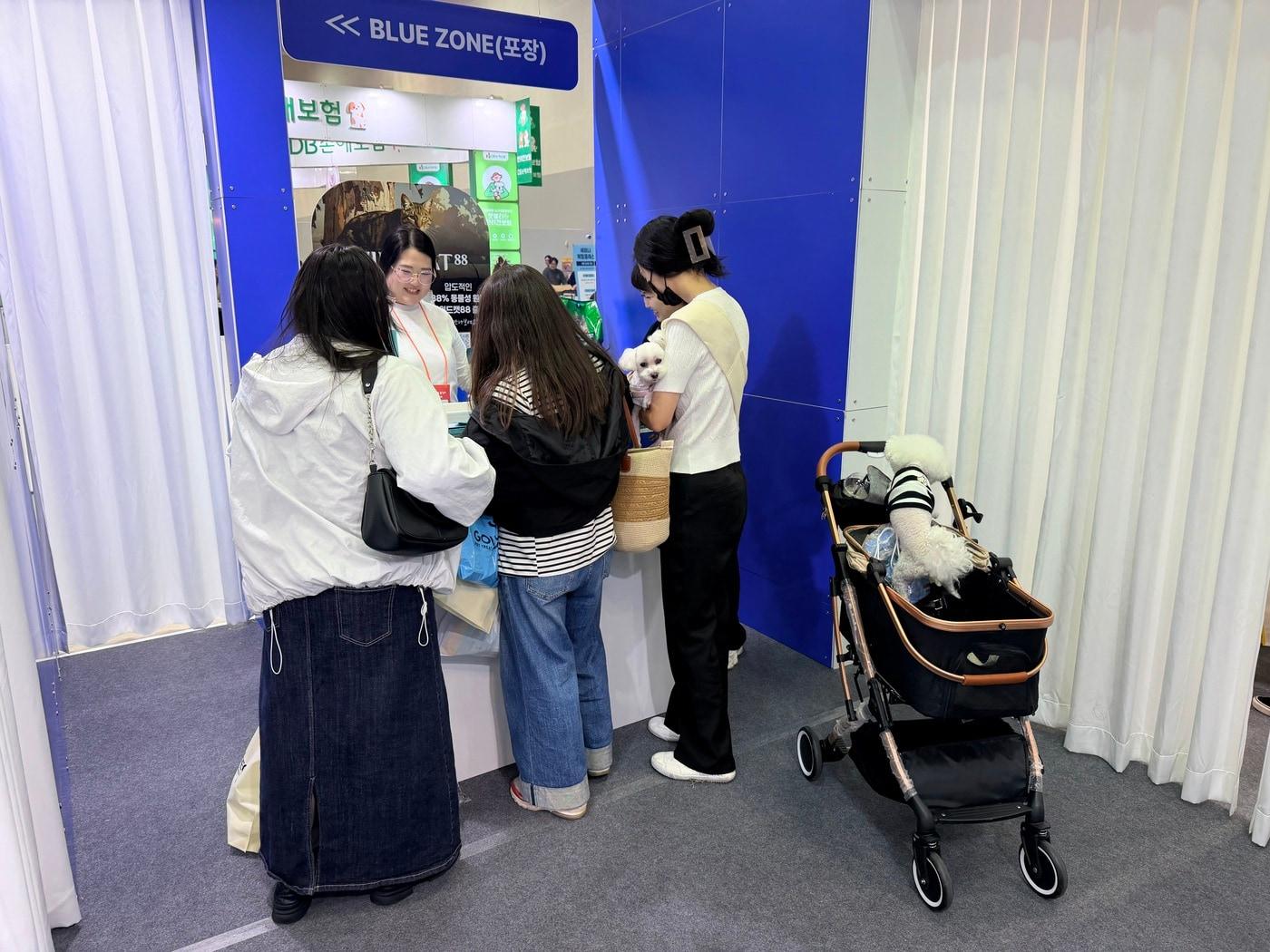본문 이미지 - '2026 메가주 부산'에서 부스 체험하고 있는 관람객들(우리와 제공) ⓒ 뉴스1