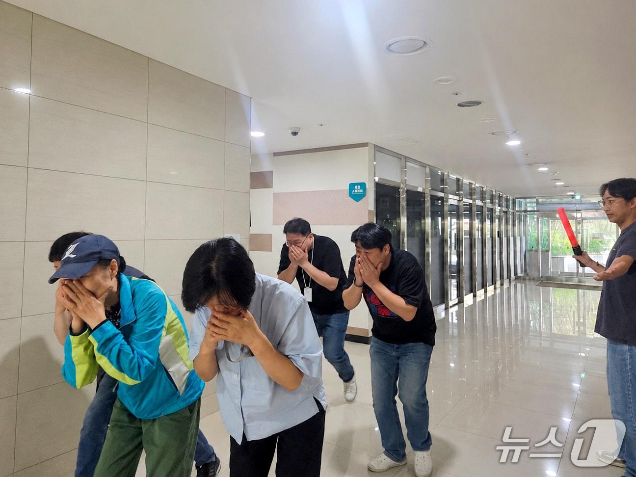 본문 이미지 - 지난 22일 파주 운정행복센터서 파주도시고사 주관 합동소방훈련이 진행, 화재 발생 상황을 가정해 대피 훈련이 진행되고 있다. (파주도시공사 제공, 재판매 및 DB금지)