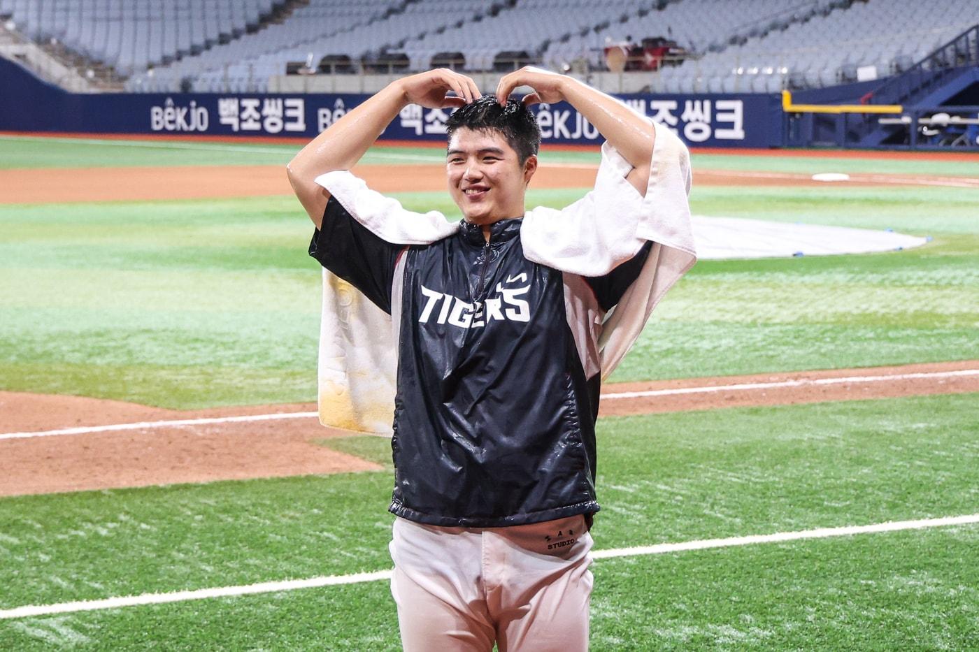 본문 이미지 - KIA 타이거즈 투수 김태형이 26일 열린 2026 KBO리그 고척 키움 히어로즈전에서 선발 등판해 6이닝 무피안타 6탈삼진 무실점 호투를 펼쳐 데뷔 첫 승리를 따냈다. (KIA 타이거즈 제공)