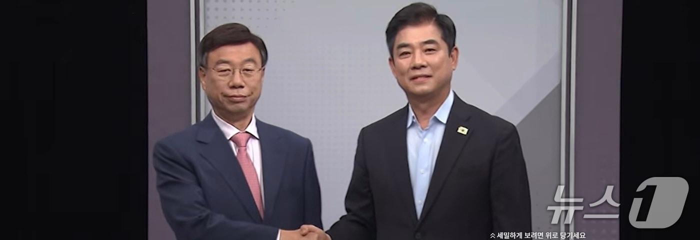 본문 이미지 - 26일 오후 방송된 ‘성남시장선거 후보자 토론회’에 참석한 김병욱 더불어민주당 후보(우측)와 신상진 국민의힘 후보(좌측).(OBS경인TV 제공. 재판매 및 DB금지)/뉴스1