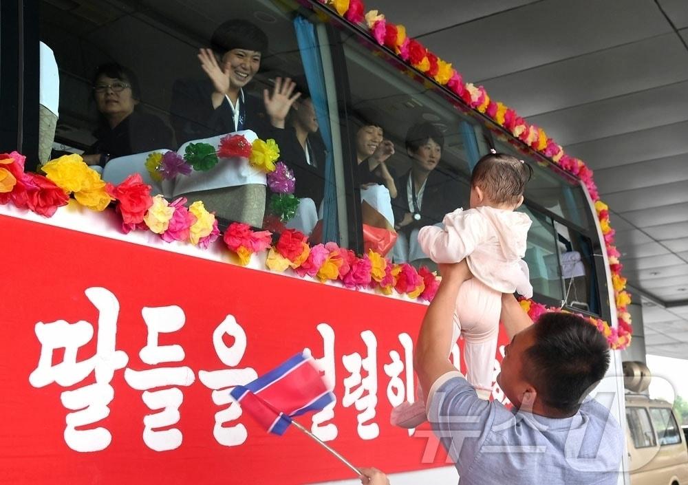 본문 이미지 - (평양 노동신문=뉴스1) = 북한 노동당 기관지 노동신문은 26일 아시아축구연맹(AFC) 여자챔피언스리그(AWCL)에서 우승한 '내고향여자축구단' 선수들이 평양에 귀국해 환영을 받았다고 27일 보도했다. 이들은 지난 17일 방남해 수원에서 열린 AWCL 4강전(20일)과 결승전(23일)을 치르고 귀국했다. [국내에서만 사용가능. 재배포 금지. DB 금지. For Use Only in the Republic of Korea. Redistribution Prohibited] rodongphoto@news1.kr