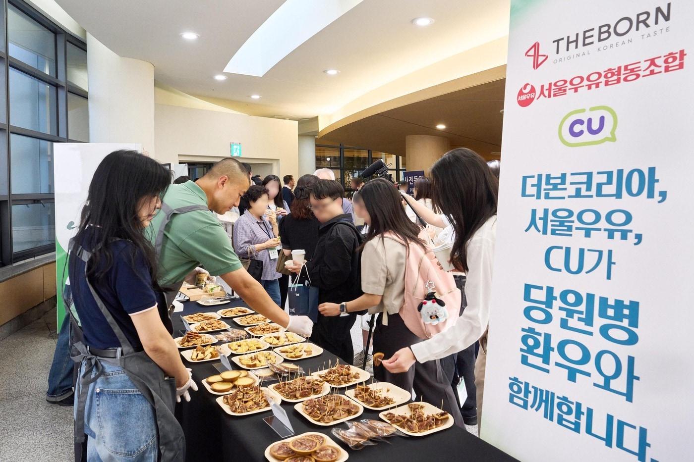 본문 이미지 - 국제 당원병 심포지엄에서 더본코리아가 희귀질환 당원병 환우를 위해 제품화한 쿠키 3종을 선보이는 모습.(더본코리아 제공)