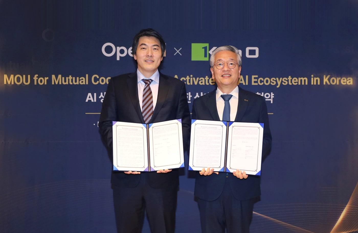 본문 이미지 - 김종호 기보 이사장(오른쪽)과 Jason Kwon 오픈AI 최고전략책임자(CSO)가 업무협약 후 기념촬영을 하고 있다.(기보 제공)
