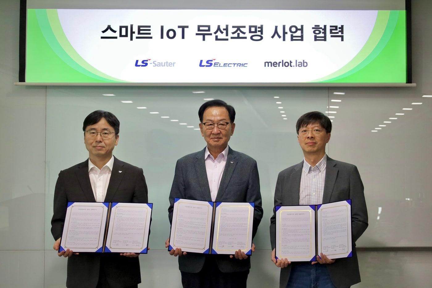 본문 이미지 - LS일렉트릭은 지난 26일 LS사우타, 메를로랩과 경기도 안양 LS타워에서 스마트 무선 조명 시스템을 활용한 에너지 절감 및 운영 효율화 사업 협력을 위한 업무협약(MOU)을 체결했다.(LS일렉트릭제공)