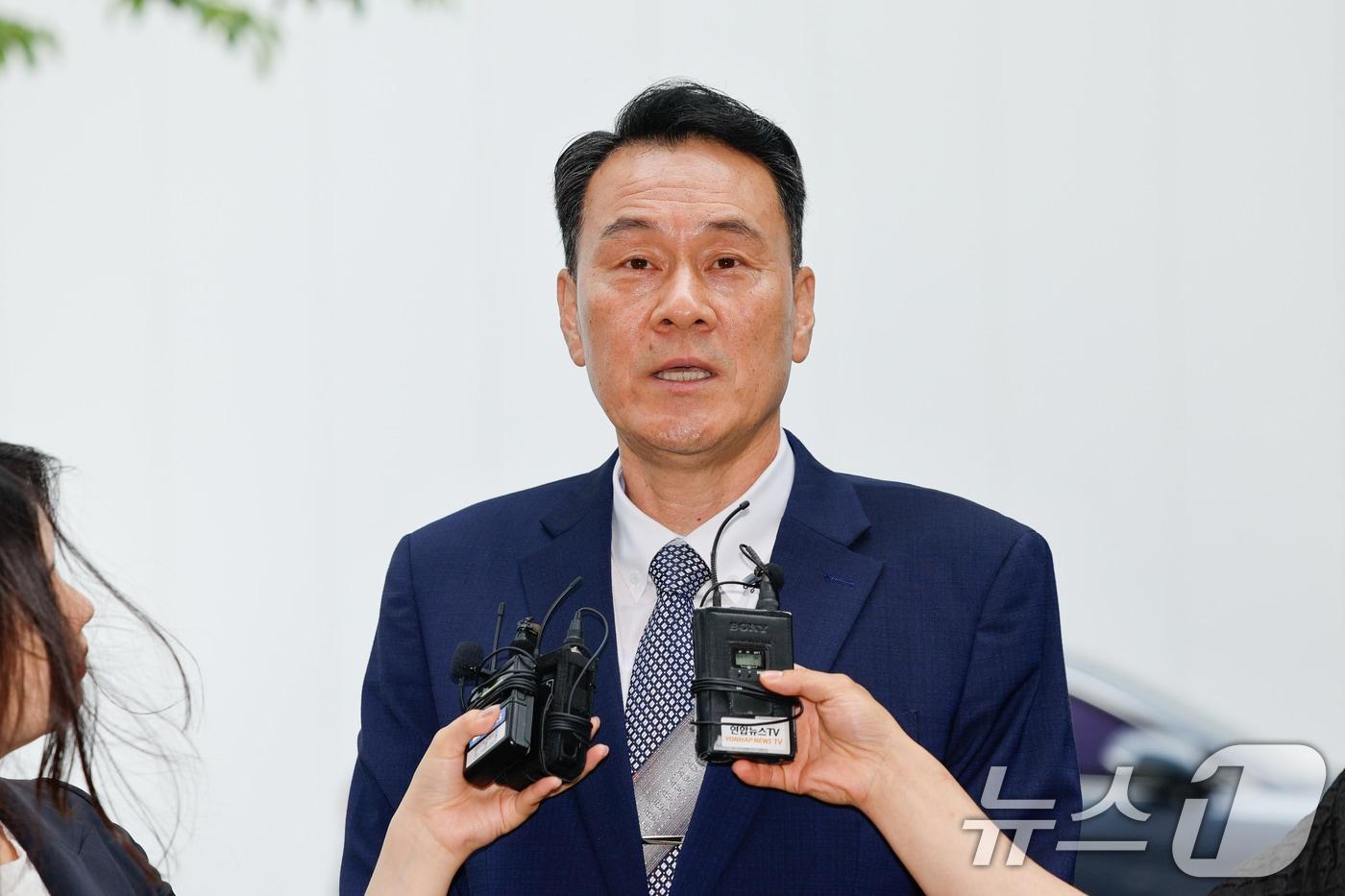 본문 이미지 - 김명수 전 합참의장이 27일 오전 내란중요임무종사 혐의 피의자 신분으로 소환 조사를 받기 위해 경기 과천시 2차 종합특검(특별검사 권창영) 사무실에 출석하며 취재진 질의에 답하고 있다. 2026.5.27 ⓒ 뉴스1 안은나 기자