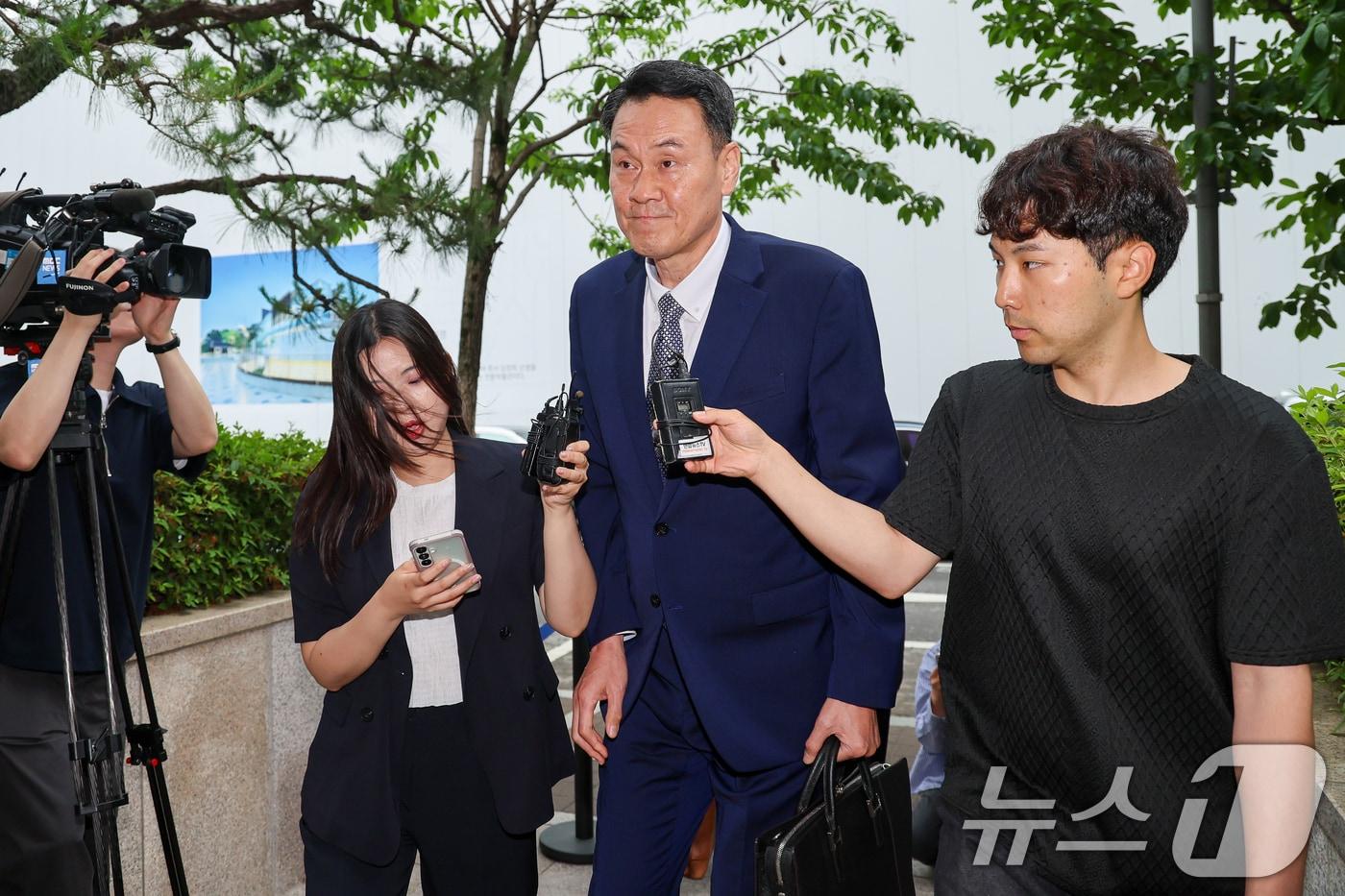 본문 이미지 - 김명수 전 합참의장이 22026년 5월 27일 오전 내란중요임무종사 혐의 피의자 신분으로 소환 조사를 받기 위해 경기 과천시 2차 종합특검(특별검사 권창영) 사무실에 출석하고 있다. 2026.5.27 ⓒ 뉴스1 안은나 기자