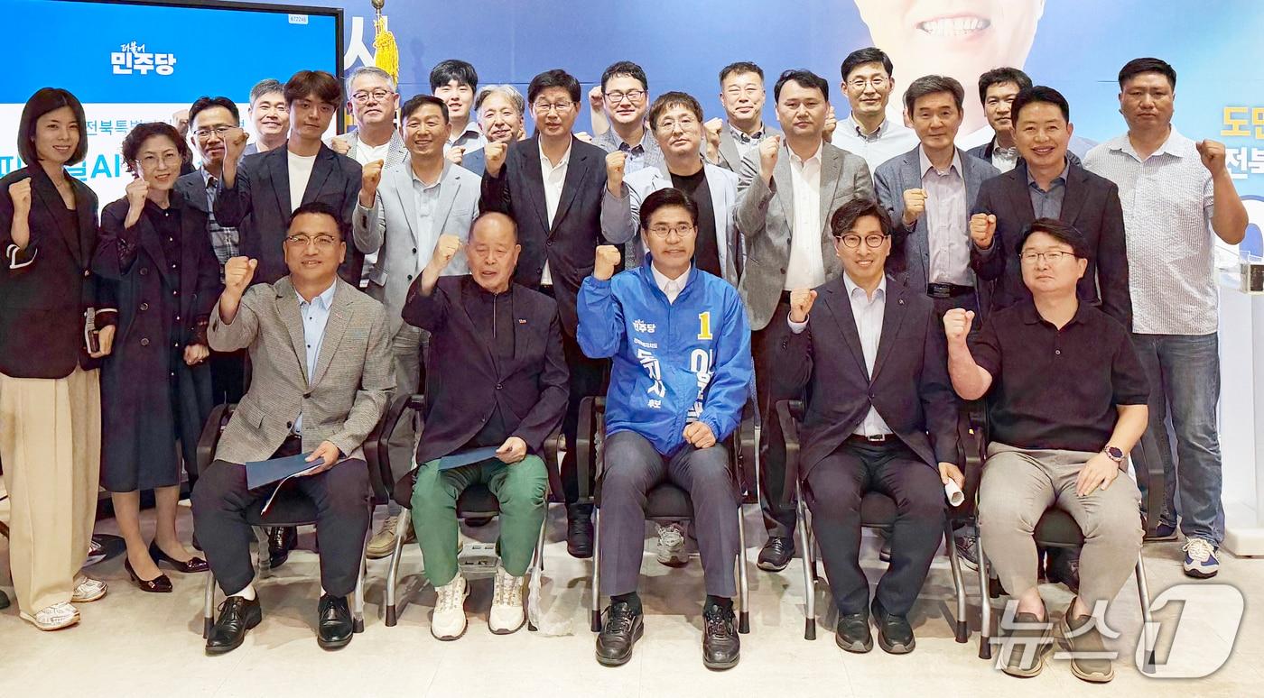 본문 이미지 - 이원택 더불어민주당 전북도지사 후보가 선거사무소에서 피지컬 AI 국가 전략 육성을 위한 정책 제안을 받았다.(선대위제공, 재판매 및 DB금지)2026.5.27/뉴스1 