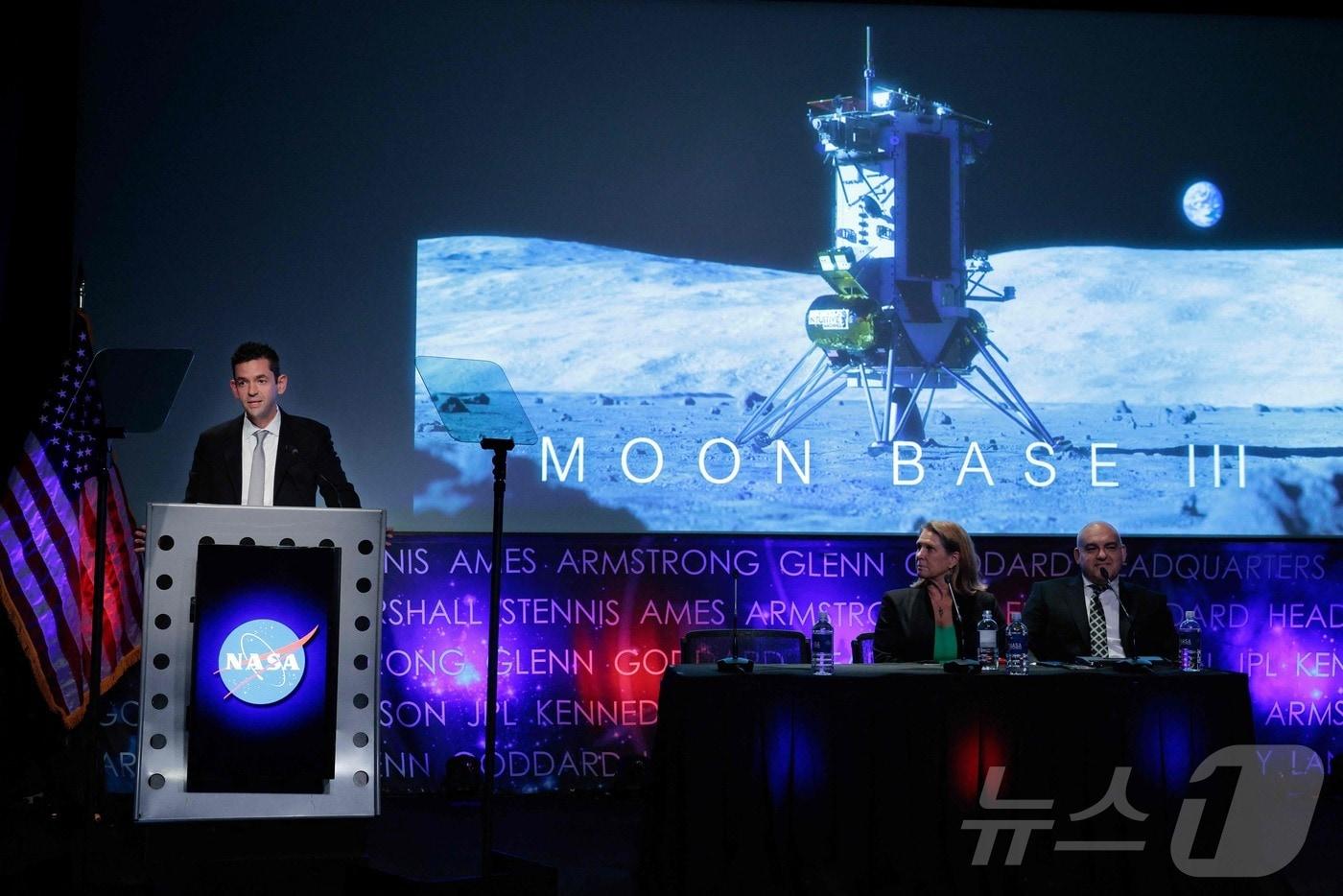 본문 이미지 - 재러드 아이작먼 미 항공우주국(NASA) 국장이 26일(현지시간) 기자회견에서 달 표면에 영구적 거점을 구축하기 위한 계획을 발표했다. 2026.05.26.ⓒ AFP=뉴스1