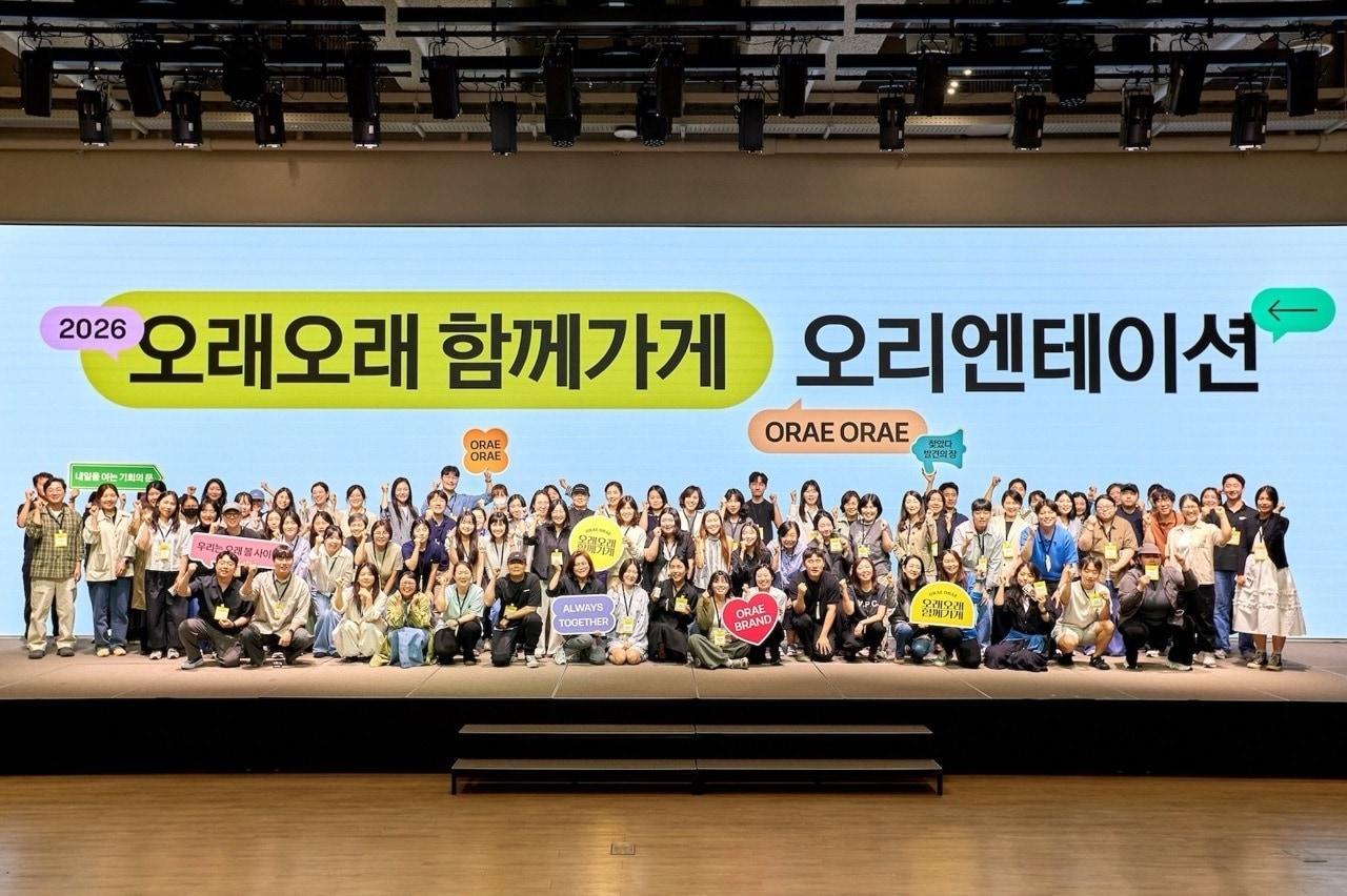 본문 이미지 - 카카오페이가 26일 카카오 AI 캠퍼스에서 진행한 2026 ‘오래오래 함께가게’ 오리엔테이션에서 신규 입점 브랜드 100개사가 기념촬영을 진행하고 있다. 2026.05.27. (카카오페이 제공)