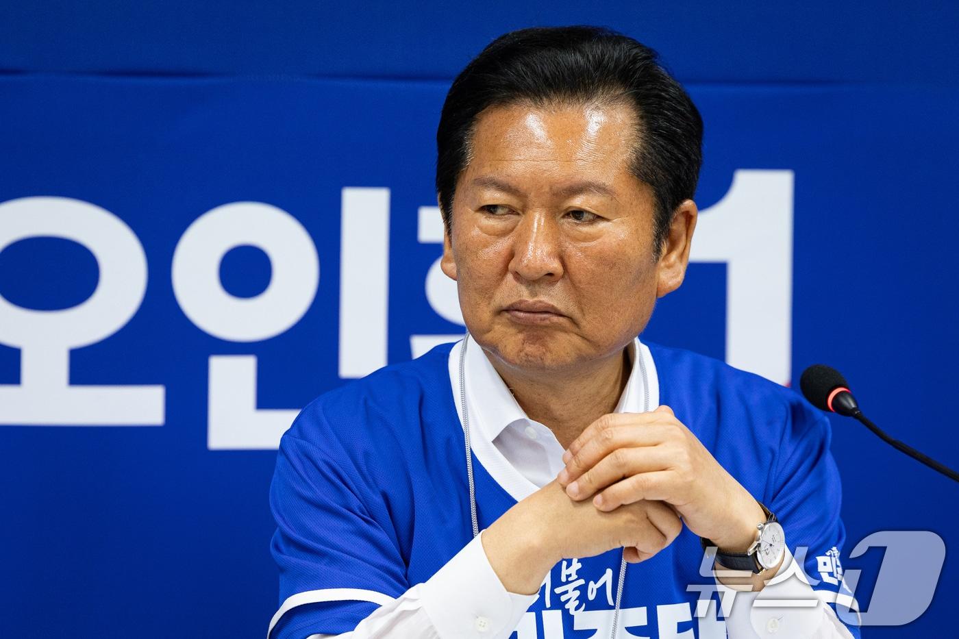 본문 이미지 - 정청래 더불어민주당 대표가 27일 충남 논산시 오인환 논산시장 후보 선거사무소에서 열린 현장 중앙선거대책위원회의에서 생각에 잠겨 있다. 2026.5.27 ⓒ 뉴스1 유승관 기자