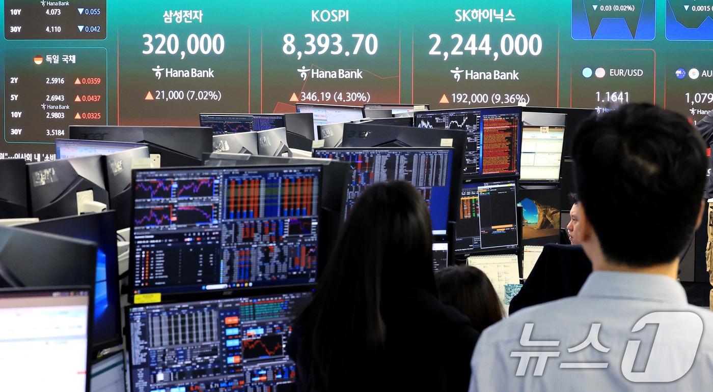 본문 이미지 - 삼성전자와 SK하이닉스가 레버리지 상장지수펀드(ETF)에 출시된 27일 서울 중구 하나은행 딜링룸 현황판에 증시가 표시되고 있다. 2026.5.27 ⓒ 뉴스1 이호윤 기자