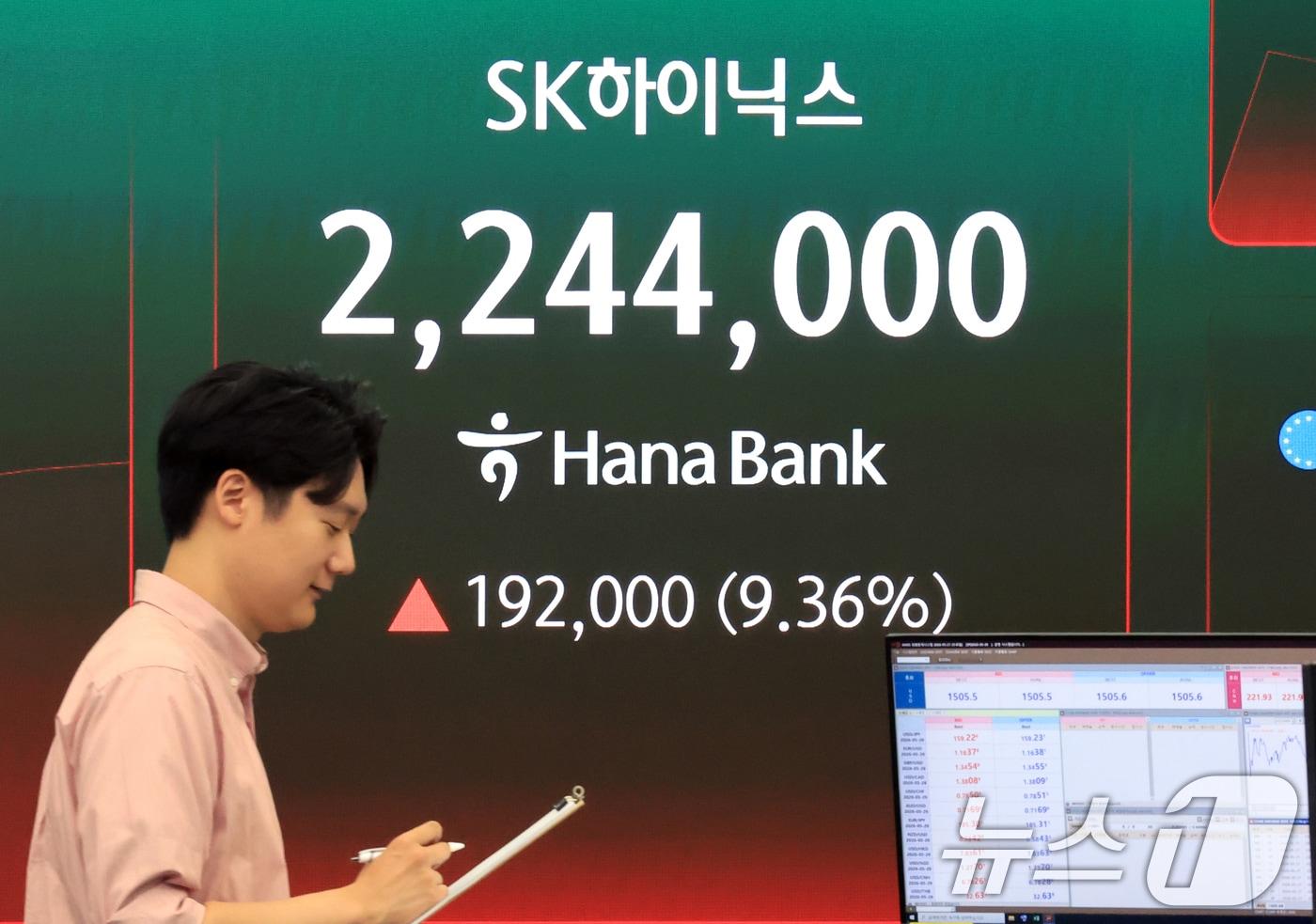 본문 이미지 - 27일 서울 중구 하나은행 딜링룸 현황판에 증시가 표시되고 있다. 2026.5.27 ⓒ 뉴스1 이호윤 기자