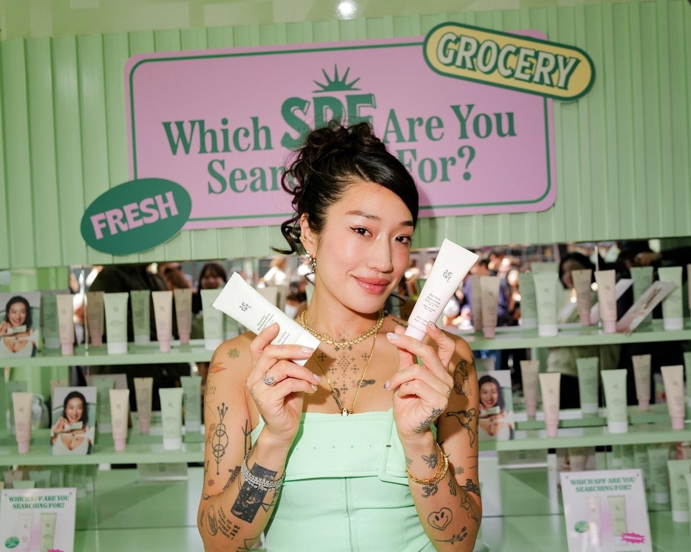 본문 이미지 - 조선미녀 브랜드 앰버서더 페기 구(Peggy Gou)가 팝업 현장을 방문해 포즈를 취하고 있다.(조선미녀 제공)
