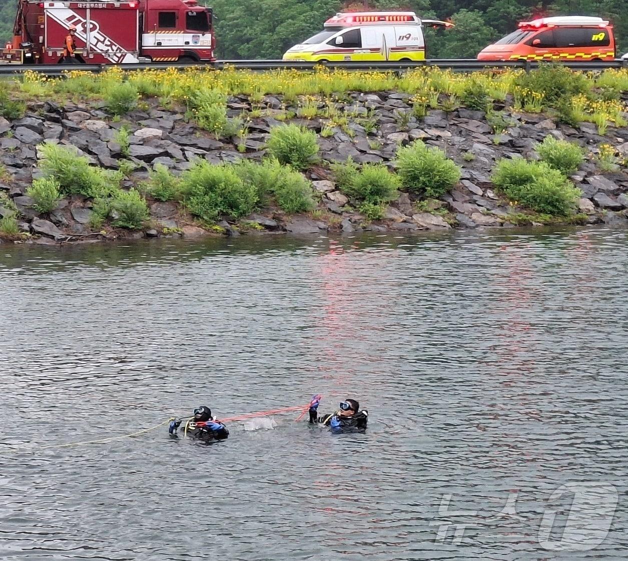 본문 이미지 - 27일 오전 대구 수성구 내관지에서 SUV 차량이 추락해 소방 당국이 수색 작업을 벌이고 있다. 사고로 운전자 1명이 숨졌다.(대구소방안전본부 제공. 재판매 및 DB금지) 2026.5.27 ⓒ 뉴스1 이성덕 기자