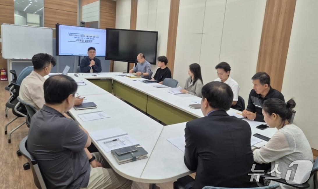 본문 이미지 - 한국섬유개발연구원이 '화섬사 수요대응 수출경쟁력 강화 사업' 수혜기업으로 선정된 업체 관계자들에게 지원사업에 대한 설명을 하고 있다.(KTDI 제공, 재판매 및 DB 금지)