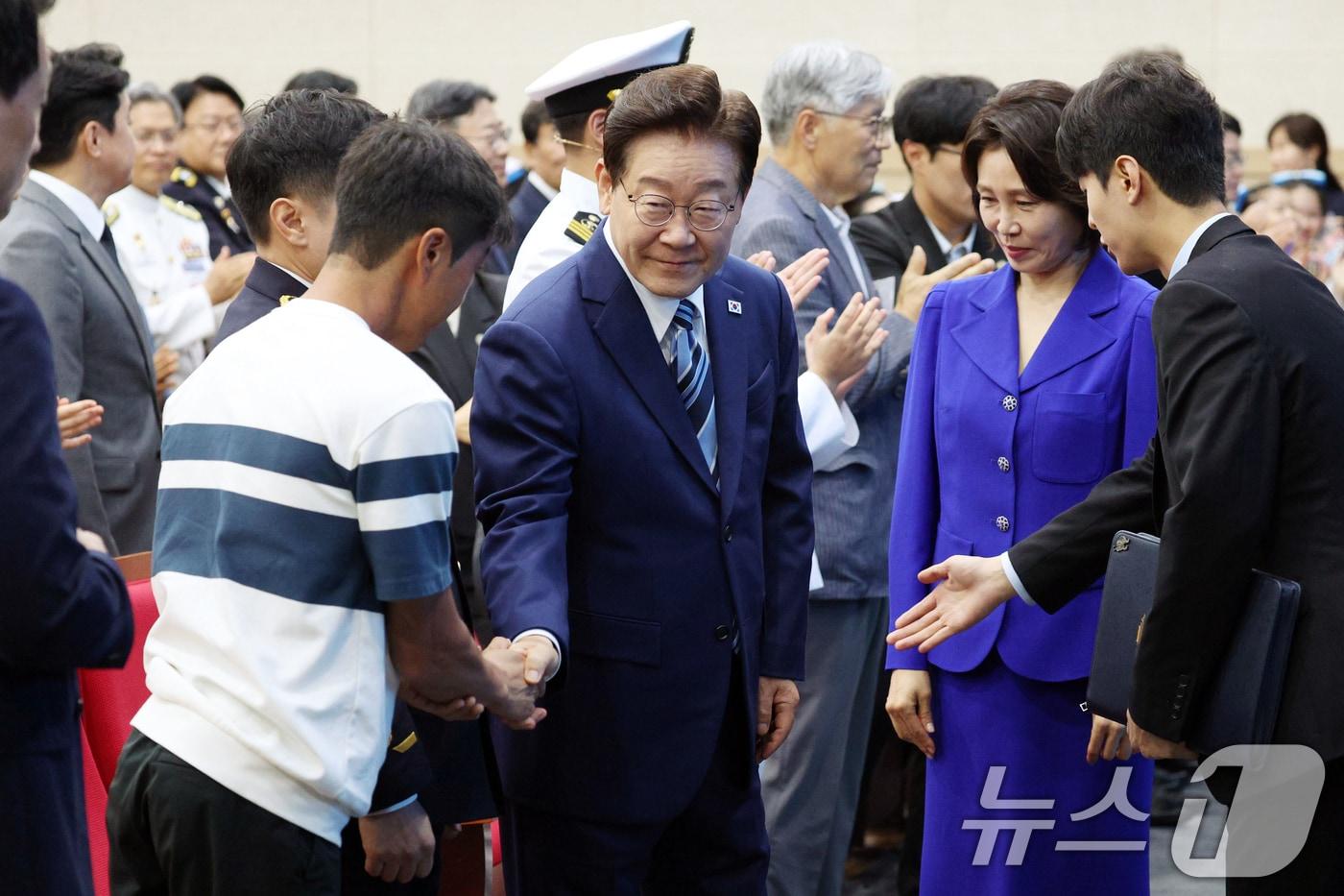 본문 이미지 - 이재명 대통령과 김혜경 여사가 27일 부산 영도구에서 열린 제31회 바다의날 기념식에 입장하고 있다. (청와대통신사진기자단) 2026.5.27 ⓒ 뉴스1 허경 기자