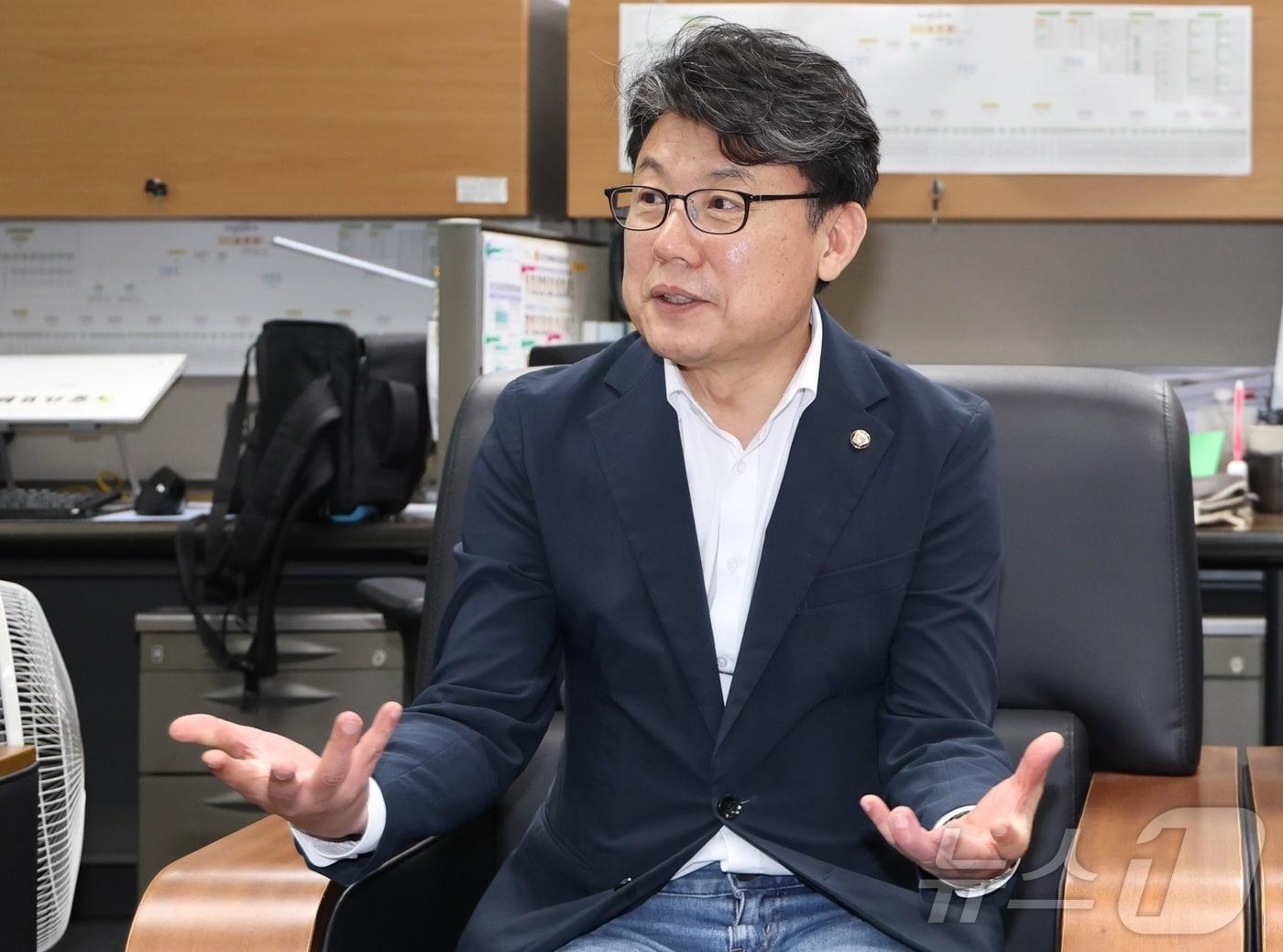 본문 이미지 - 진성준 더불어민주당 의원이 지난 5월 27일 전북 전주시 전북특별자치도의회 기자실을 찾아 간담회를 열고 질의에 답변을 하고 있다. 2026.5.27 ⓒ 뉴스1 유경석 기자