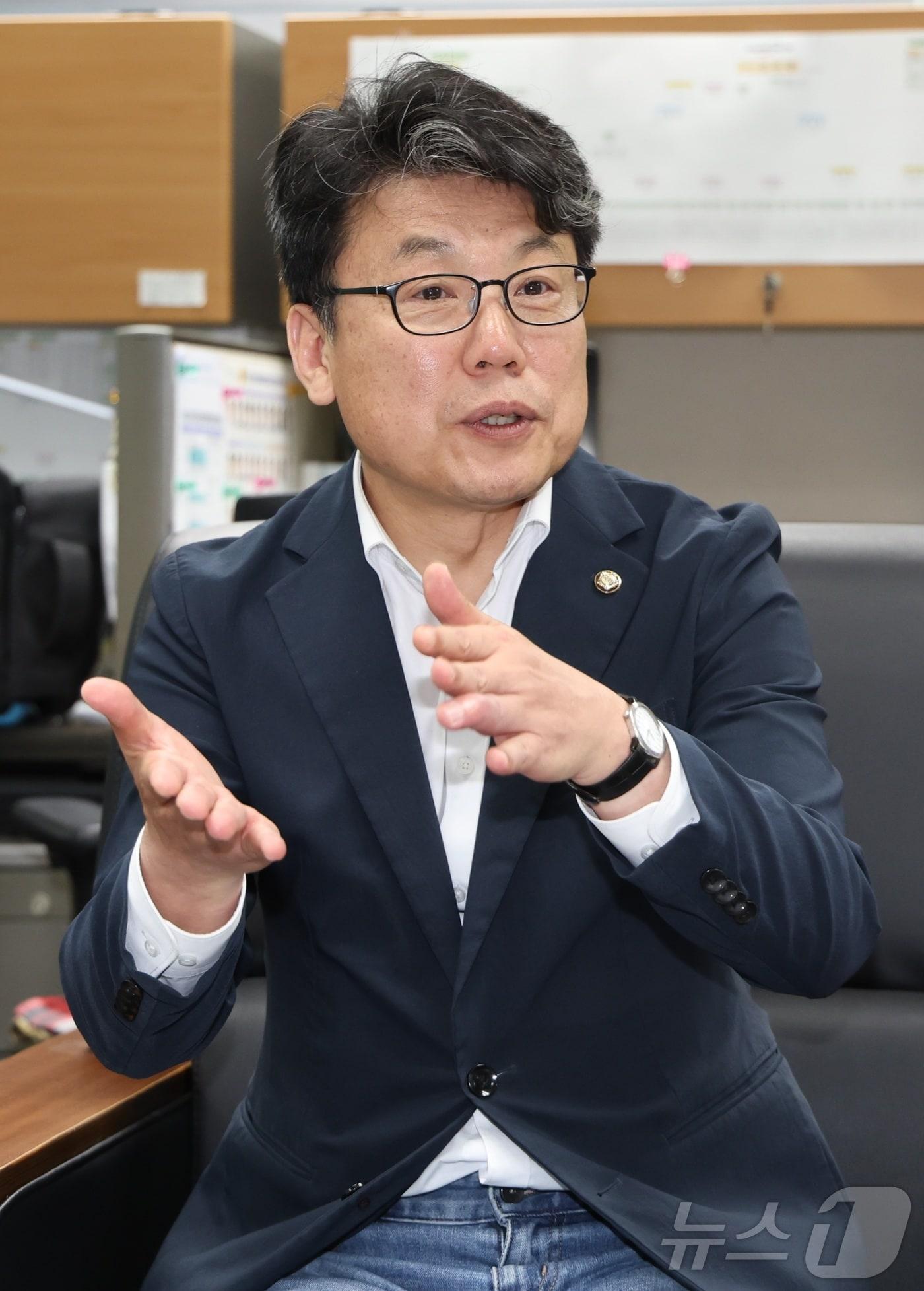 본문 이미지 - 진성준 더불어민주당 의원이 27일 전북 전주시 전북특별자치도의회 기자실을 찾아 간담회를 열고 질의에 답변을 하고 있다. ⓒ 뉴스1 유경석 기자