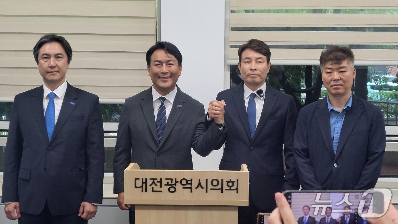 본문 이미지 - 조국혁신당 유지곤, 더불어민주당 전문학 대전 서구청장 후보가 27일 오전 시의회 기자실에서 단일화 공동선언을 하고 있다. (박종명 기자) / 뉴스1