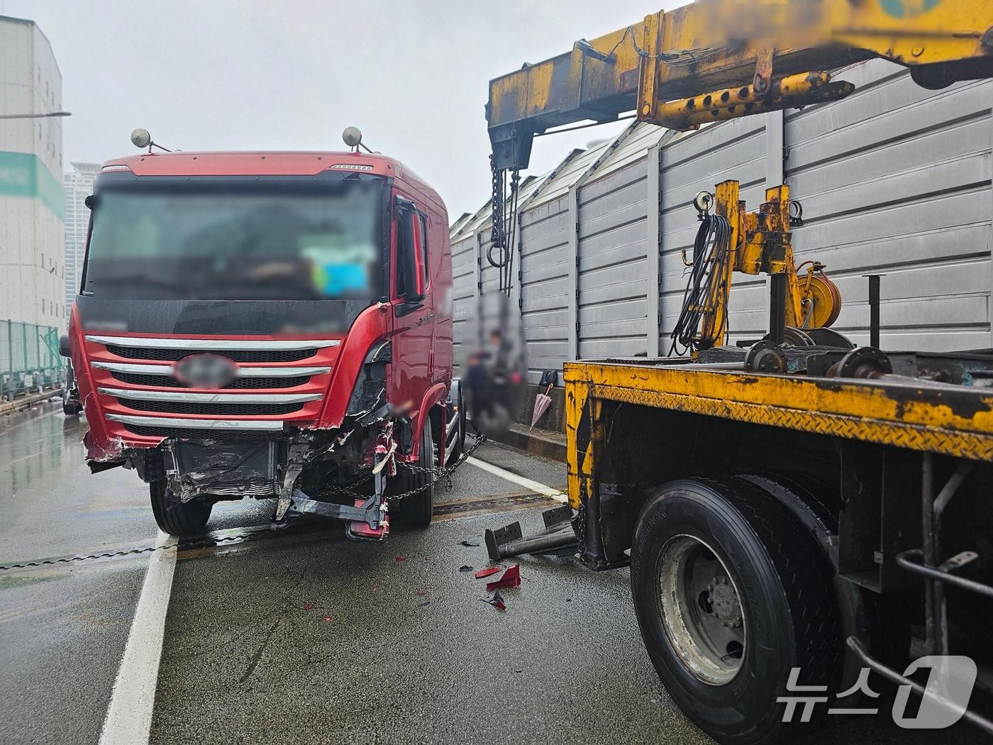 본문 이미지 - 27일 부산 남구 문현동 도시고속도로 번영로 인근 교통사고 현장. (남부경찰서 제공. 재판매 및 DB 금지)