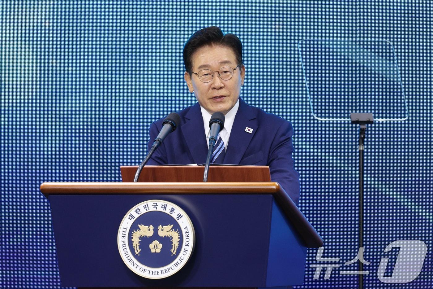 본문 이미지 - 이재명 대통령이 27일 부산 영도구에서 열린 제31회 바다의날 기념식에서 기념사를 하고 있다. (청와대통신사진기자단) 2026.5.27 ⓒ 뉴스1 허경 기자