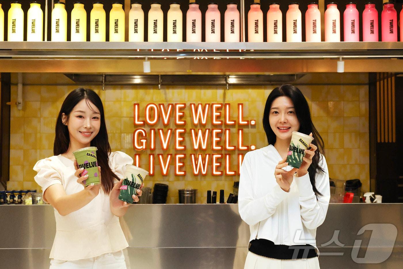 본문 이미지 - 신세계백화점 강남점 트웰브원더바에서 제품을 소개하는 모습. (신세계백회점 제공. 재판매 및 DB 금지) 2026.5.27 ⓒ 뉴스1