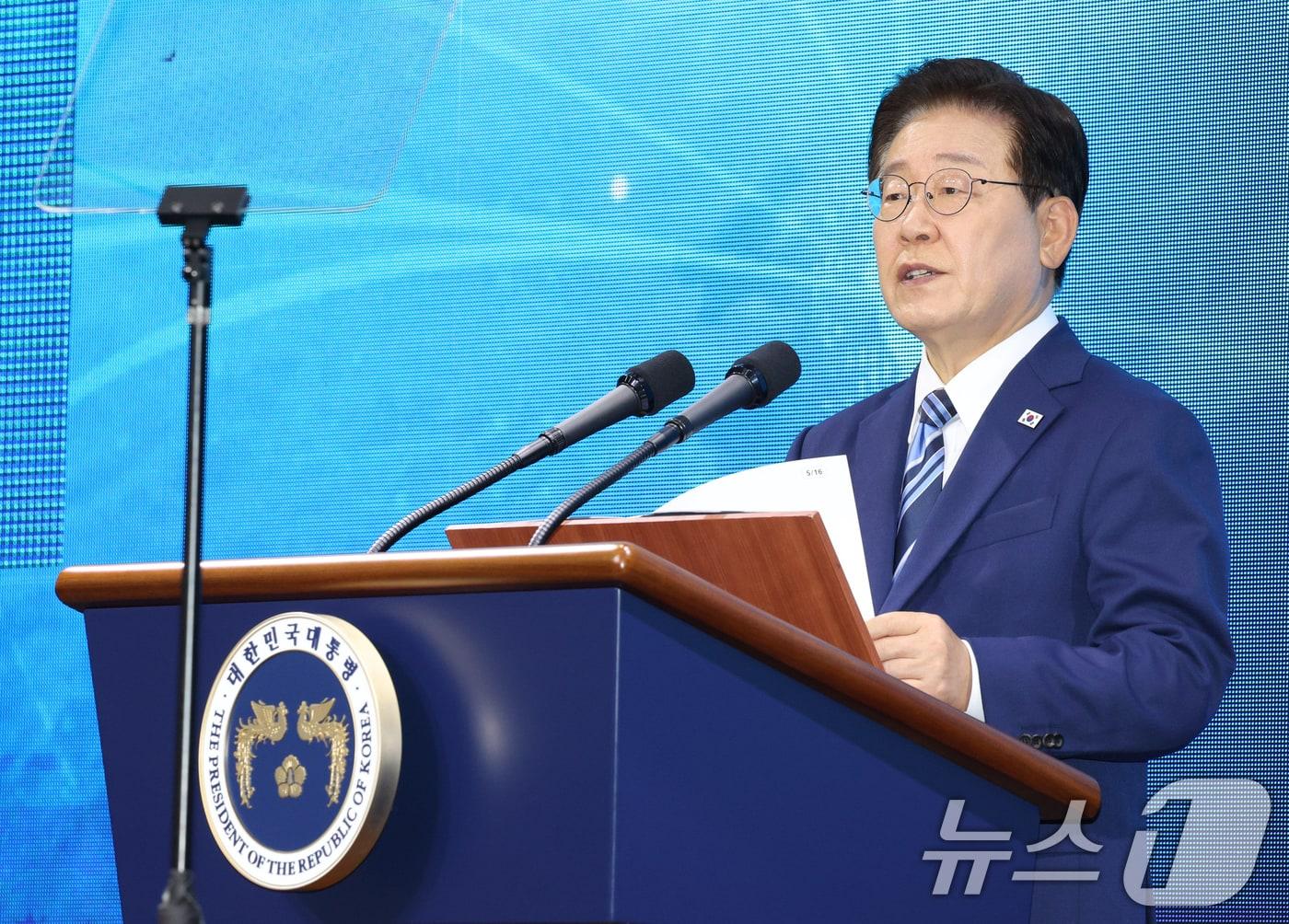 본문 이미지 - 이재명 대통령이 27일 부산 영도구에서 열린 제31회 바다의날 기념식에서 기념사를 하고 있다. (청와대통신사진기자단) 2026.5.27 ⓒ 뉴스1 허경 기자