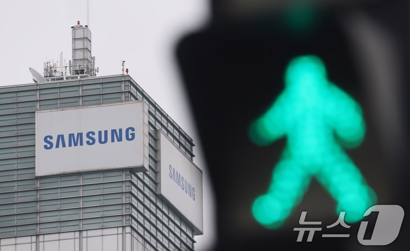 본문 이미지 - 27일 삼성전자 노동조합이 '2026년 임금·단체협약 잠정 합의안' 찬반 투표 결과 73.7%의 찬성률로 가결됐다고 밝혔다. 삼성그룹 초기업노동조합 삼성전자지부(초기업노조), 전국삼성전자노동조합(전삼노) 소속 투표 재적 조합원은 총 6만 5593명으로 6만 2616명이 투표에 참여, 투표율은 95.5%를 기록했다. 이 가운데 4만 6141명이 찬성했고 1만 6474명이 반대표를 행사했다. 사진은 이날 경기 수원시 영통구 삼성전자 본사의 모습. 2026.5.27 ⓒ 뉴스1 김영운 기자