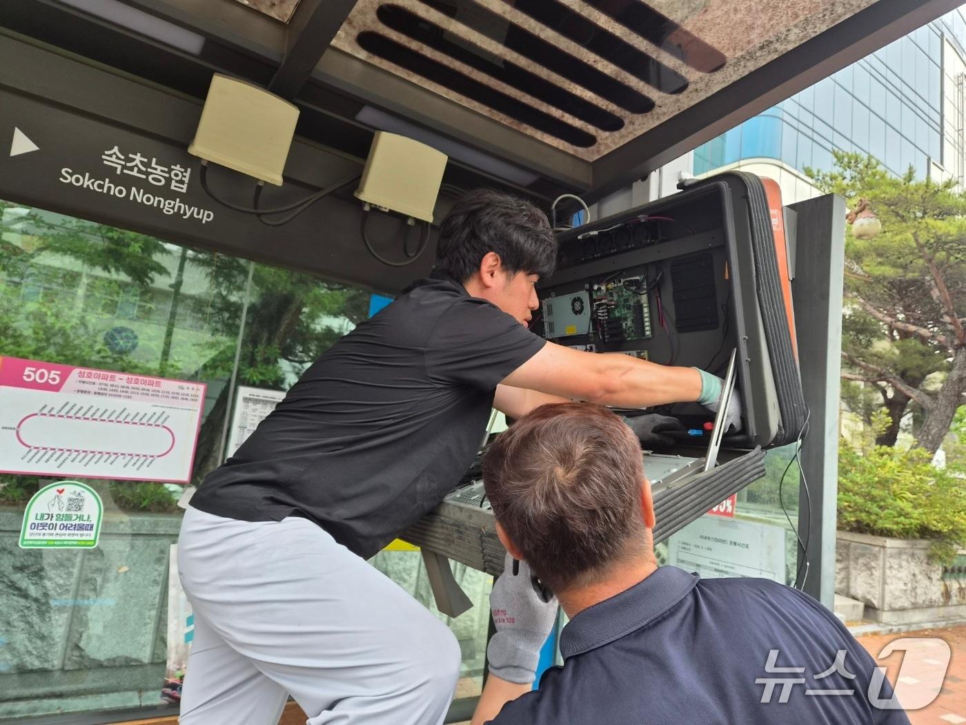 본문 이미지 - 버스정보안내기를 교체하는 속초시 직원들.(속초시 제공, 재판매 및 DB 금지) 2026.5.27/뉴스1