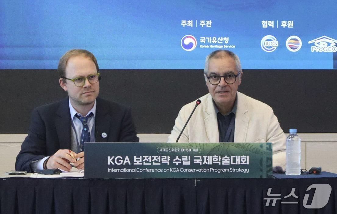 본문 이미지 - 27일 부산 벡스코 제1전시장 콘퍼런스홀에서 열린 KGA 보전전략 수립 국제학술대회 'K-지질유산의 현황과 전망' 콘퍼런스를 앞두고 열린 기자간담회에서 세계자연보존연맹(IUCN) 로베르트 카시에르 세계유산 담당관과 호세 브리아 전 세계지질보존협회장이 기자간담회를 진행하고 있다. ⓒ 뉴스1 김정한 기자