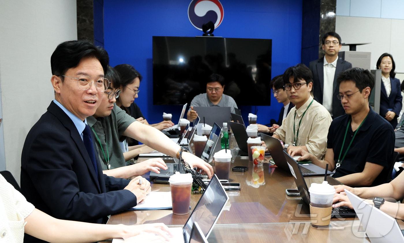 본문 이미지 - 김영훈 고용노동부 장관이 27일 세종시 정부세종청사 고용노동부 기자실에서 열린 출입기자단 차담회에서 발언하고 있다. 2026.5.27 ⓒ 뉴스1 김기남 기자