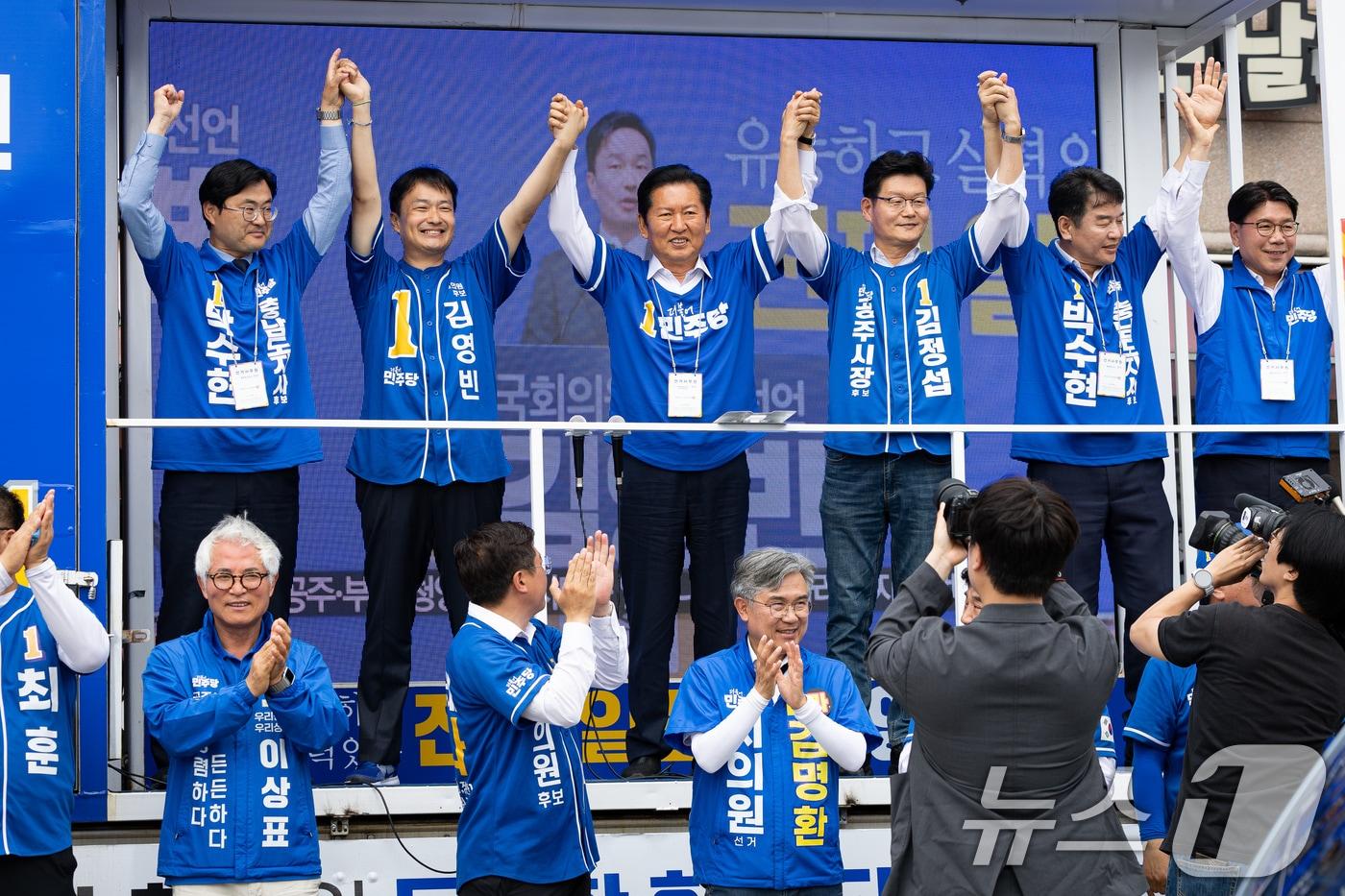 본문 이미지 - 정청래 더불어민주당 대표가 27일 충남 공주시 신관동에서 김영빈 공주·부여·청양 국회의원 후보, 김정섭 공주시장 후보 지원유세를 하고 있다. ⓒ 뉴스1 유승관 기자