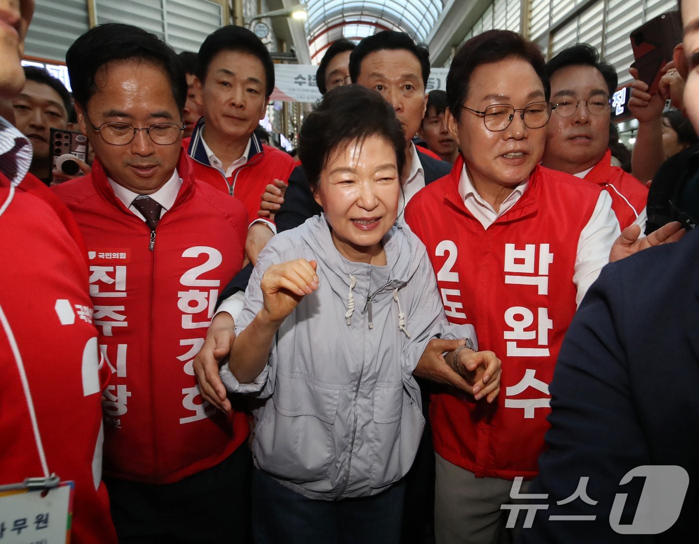 본문 이미지 - 박근혜 전 대통령이 27일 경남 진주 대안동 진주중앙시장을 찾아 박완수 국민의힘 경남도지사 후보, 한경호 진주시장 후보 지원유세를 하고 있다. 2026.5.27 ⓒ 뉴스1 윤일지 기자
